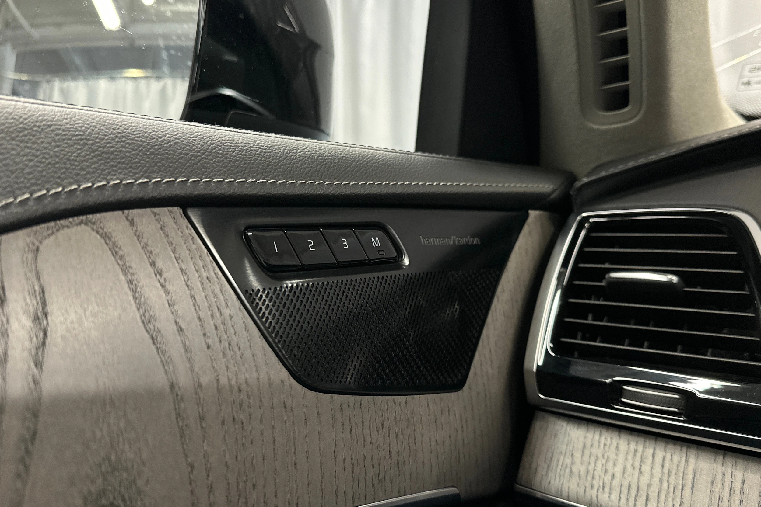 musta Volvo XC90 2023 kuva 27.