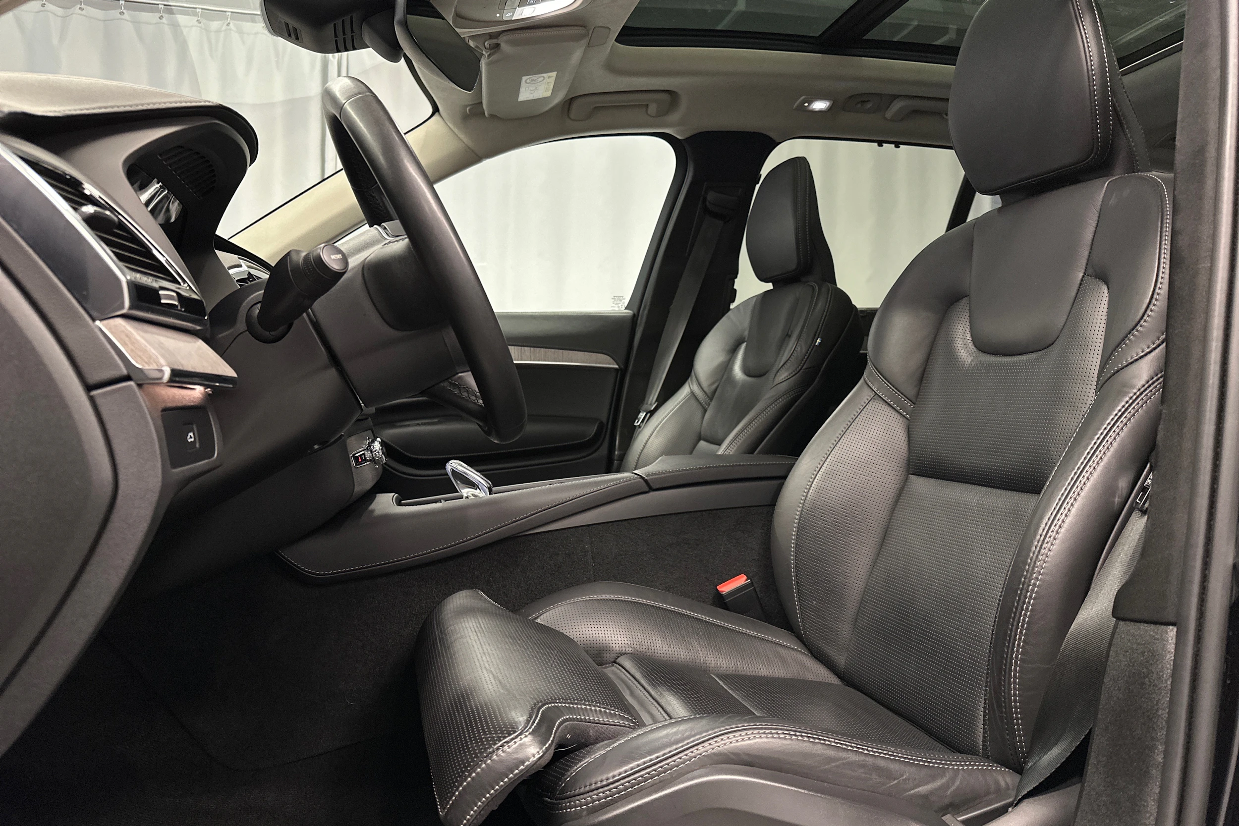 musta Volvo XC90 2023 kuva 28.