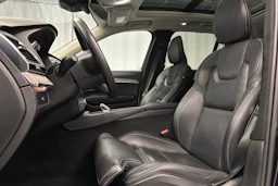musta Volvo XC90 2023 kuva 28.