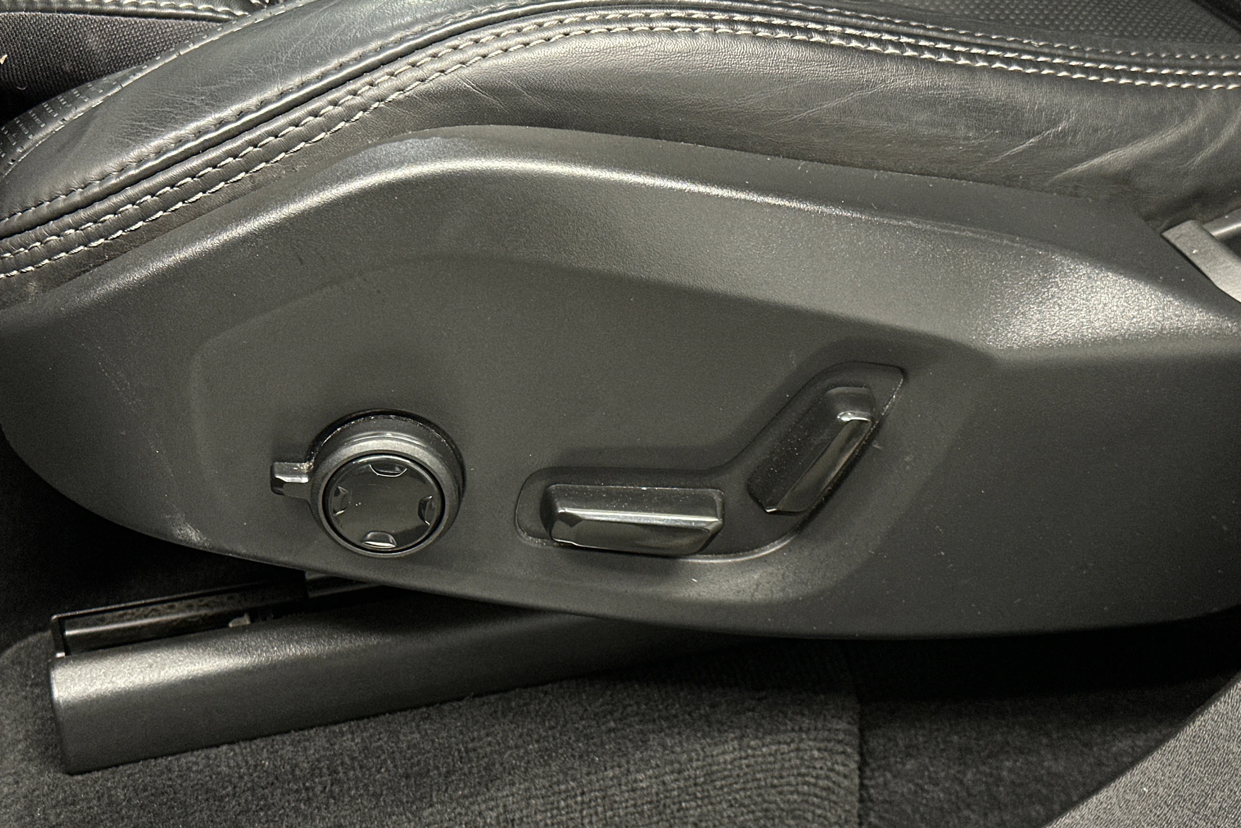 musta Volvo XC90 2023 kuva 29.