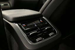 musta Volvo XC90 2023 kuva 31.