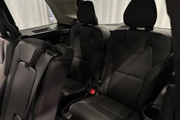 musta Volvo XC90 2023 kuva 32.