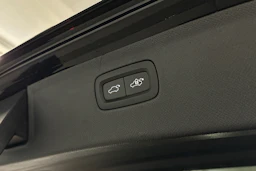 musta Volvo XC90 2023 kuva 34.