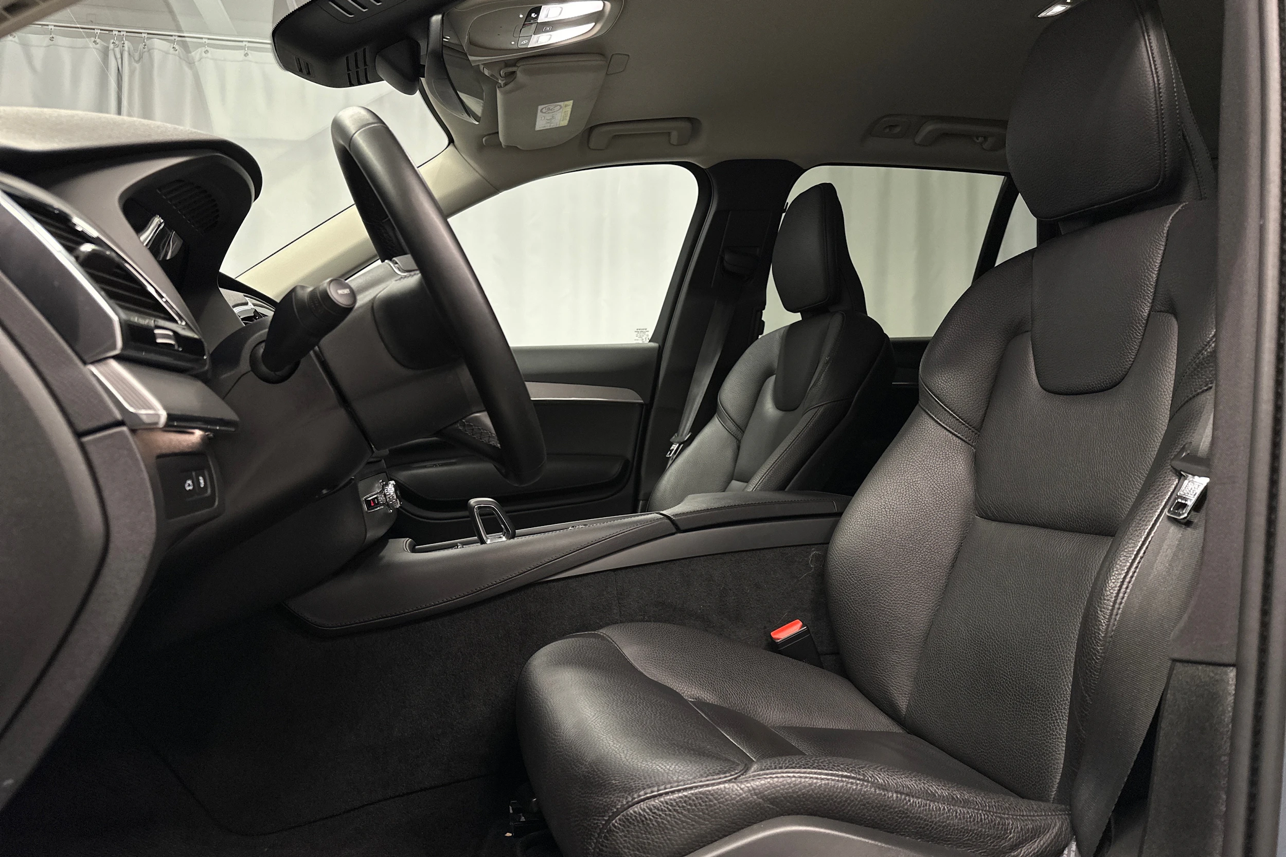 harmaa Volvo XC90 2023 kuva 26.