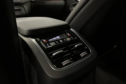 harmaa Volvo XC90 2023 kuva 27.