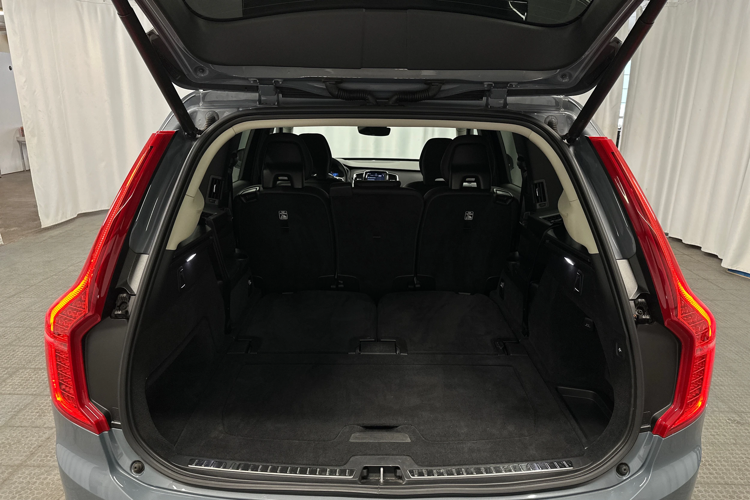 harmaa Volvo XC90 2023 kuva 29.