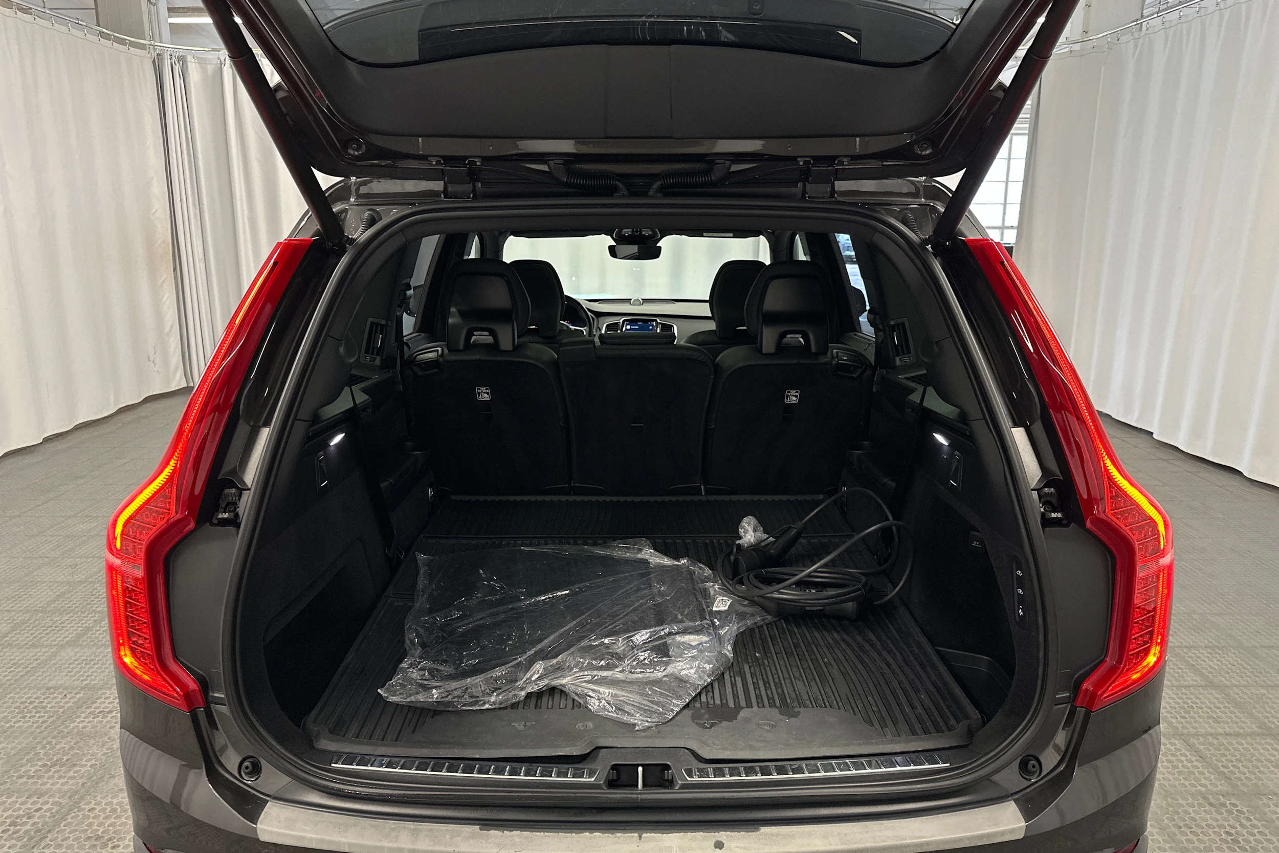 met. harmaa Volvo XC90 2023 kuva 28.