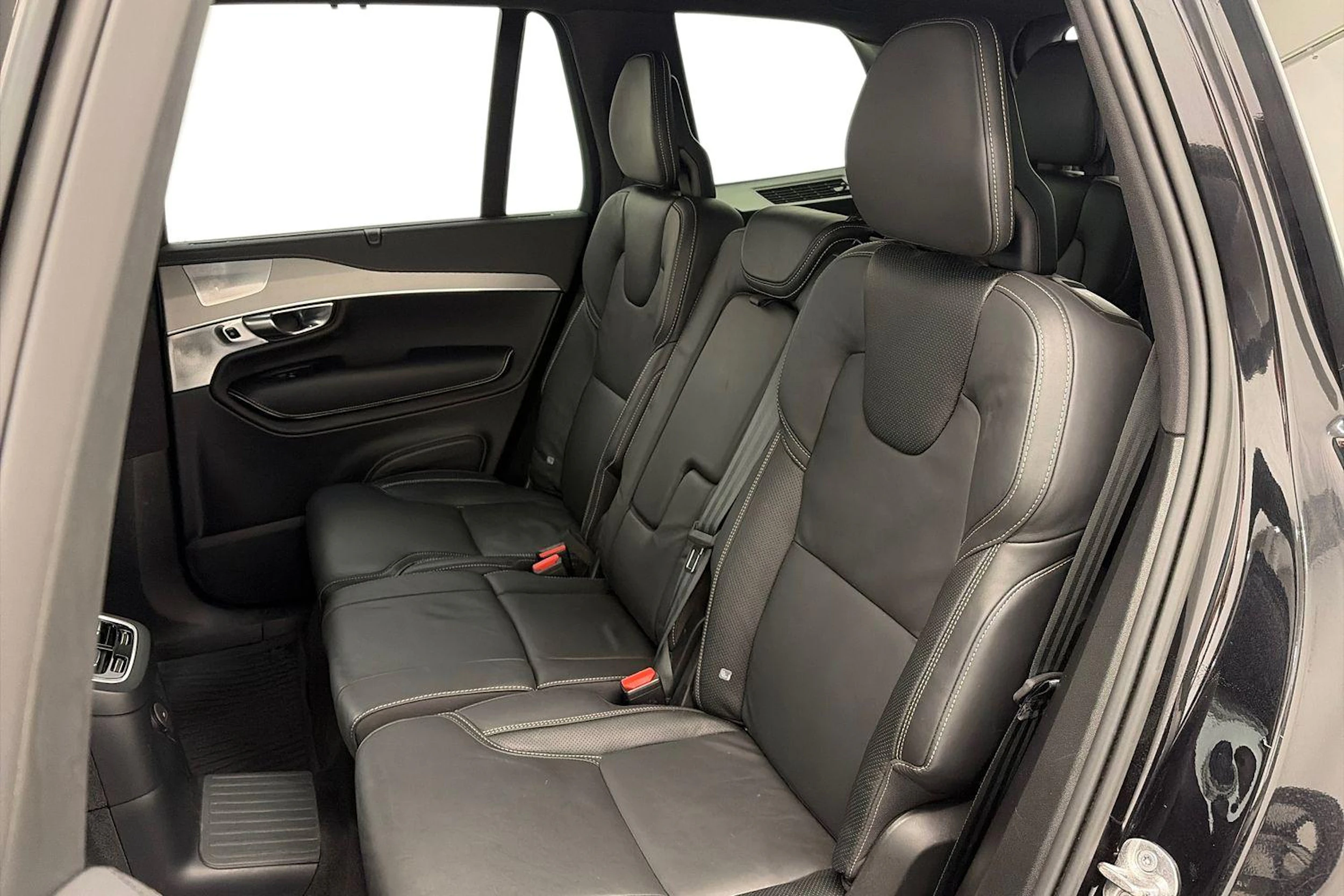 Musta Volvo XC90 2023 kuva 8.