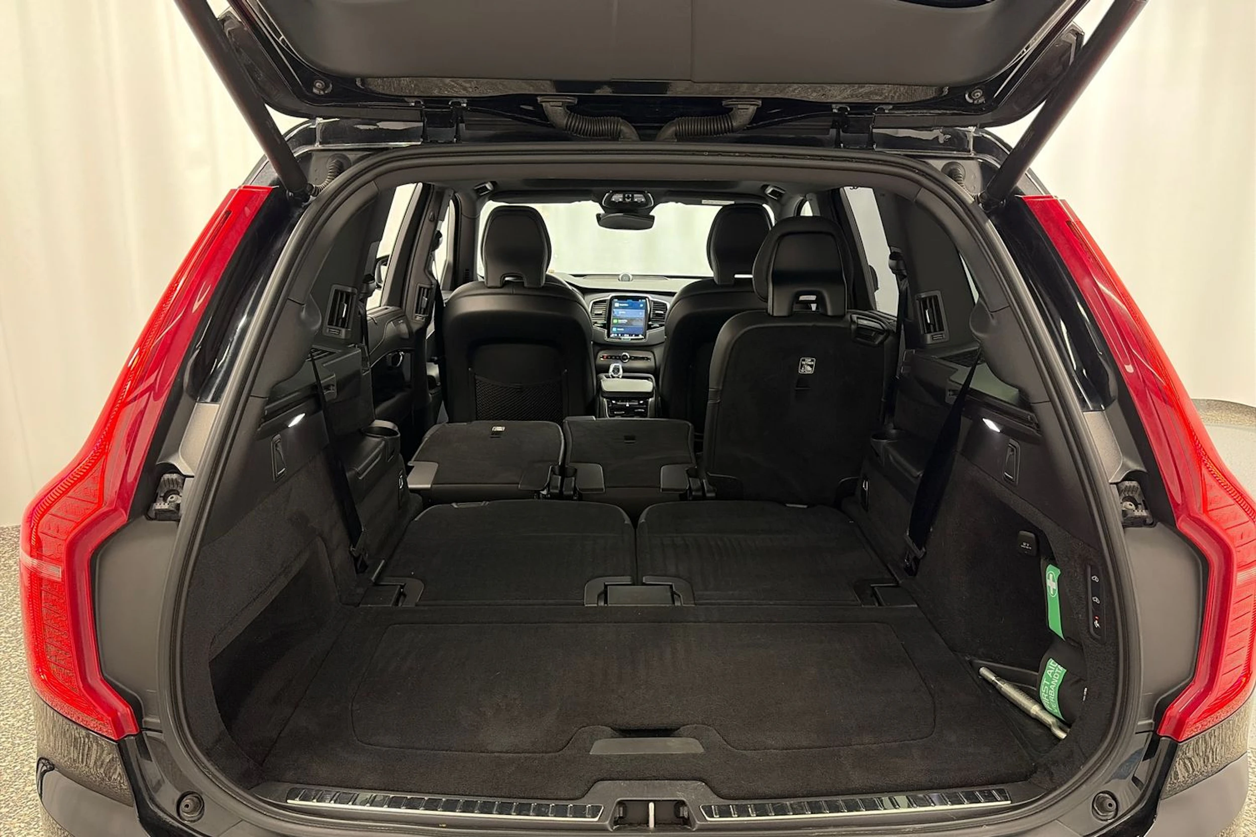 Musta Volvo XC90 2023 kuva 13.