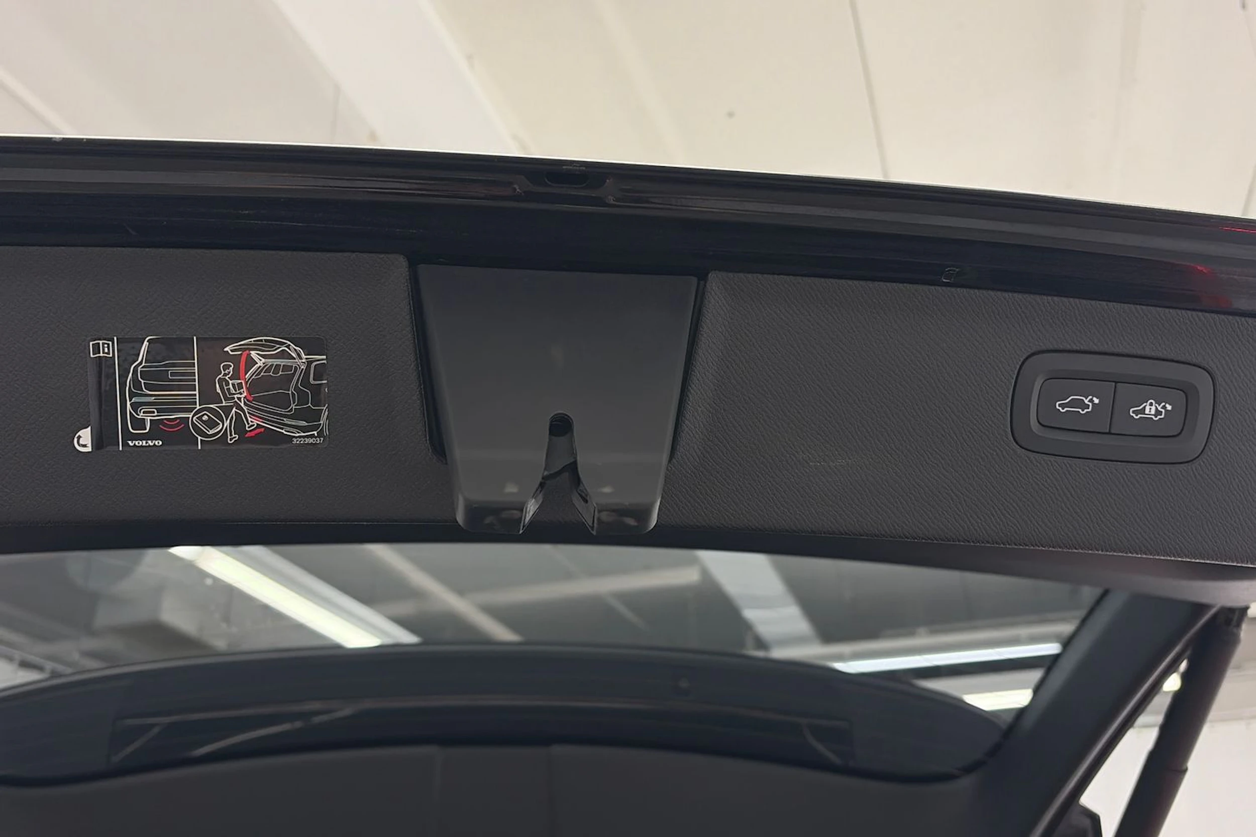 Musta Volvo XC90 2023 kuva 14.