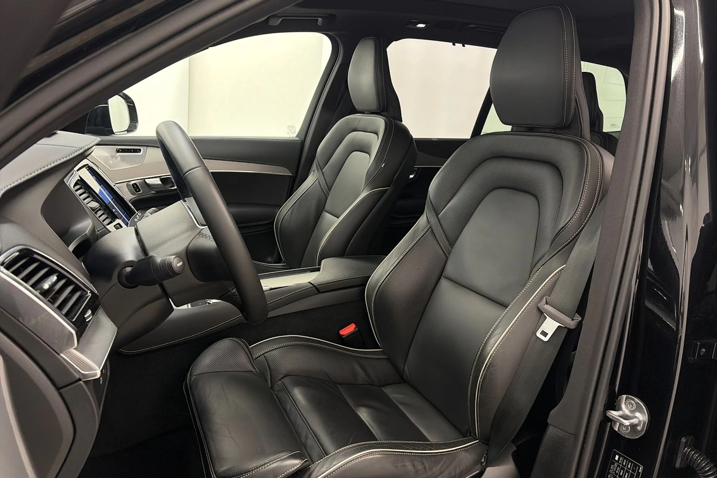 Musta Volvo XC90 2023 kuva 16.