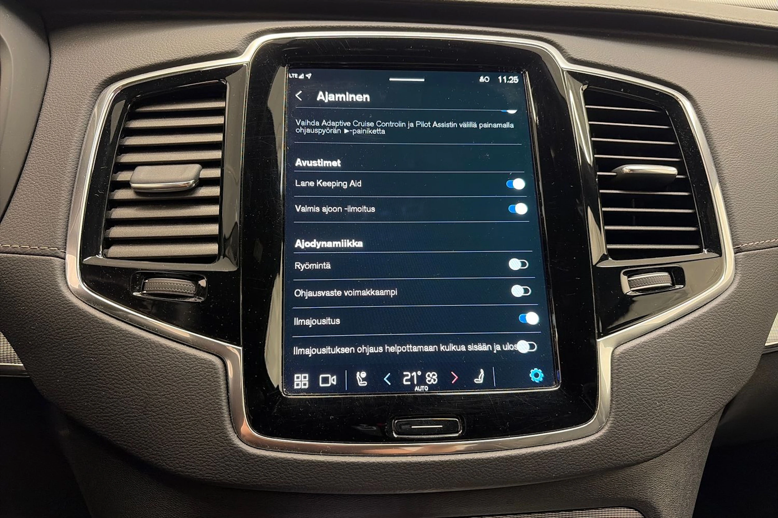 Musta Volvo XC90 2023 kuva 26.