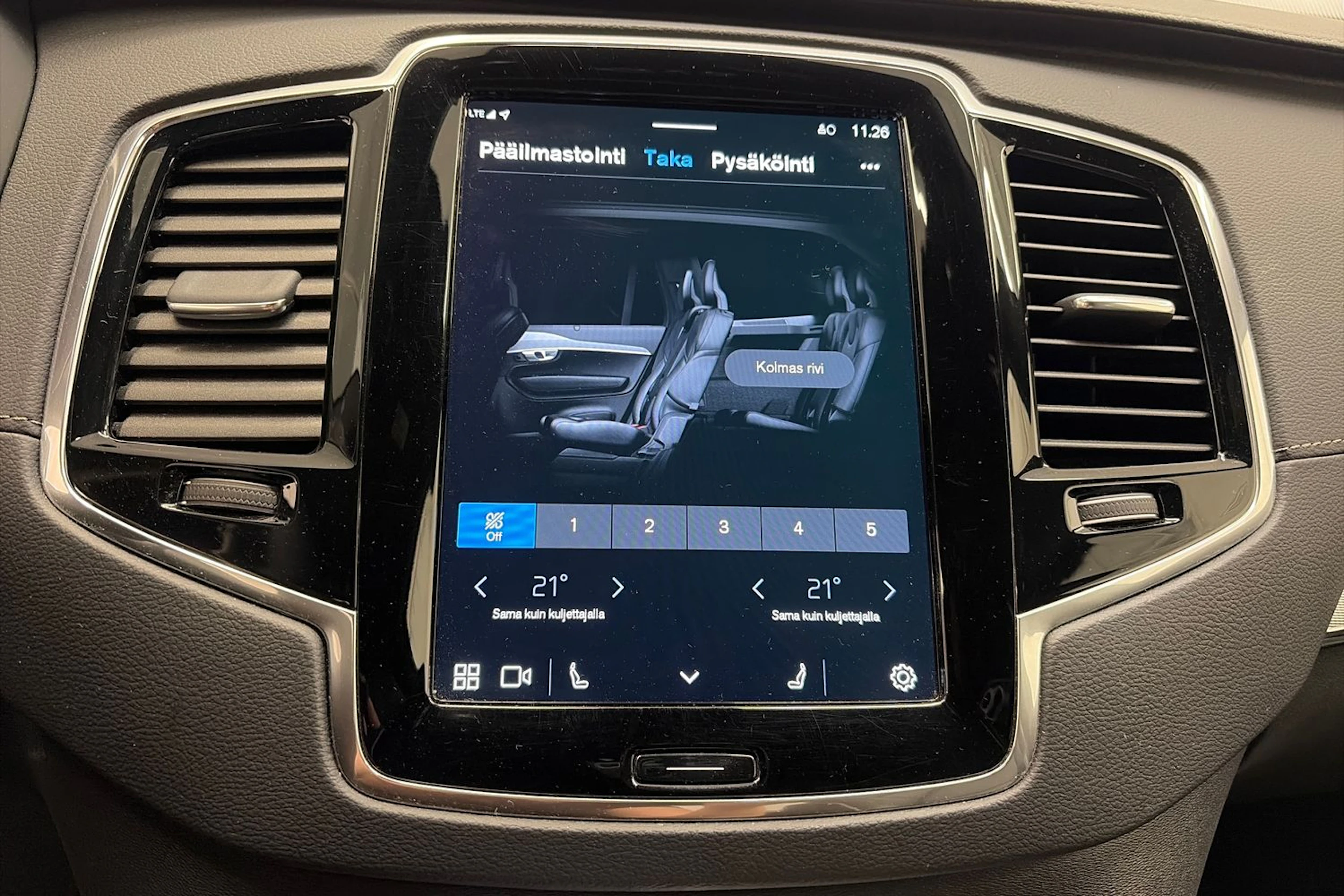 Musta Volvo XC90 2023 kuva 28.