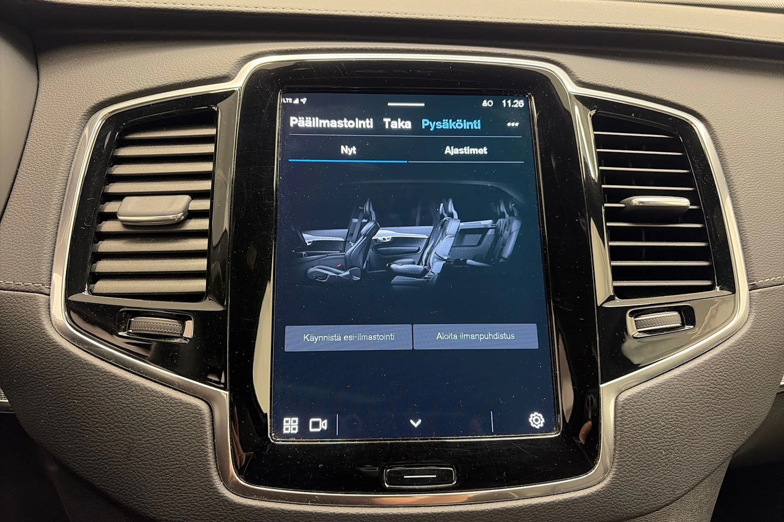 Musta Volvo XC90 2023 kuva 29.