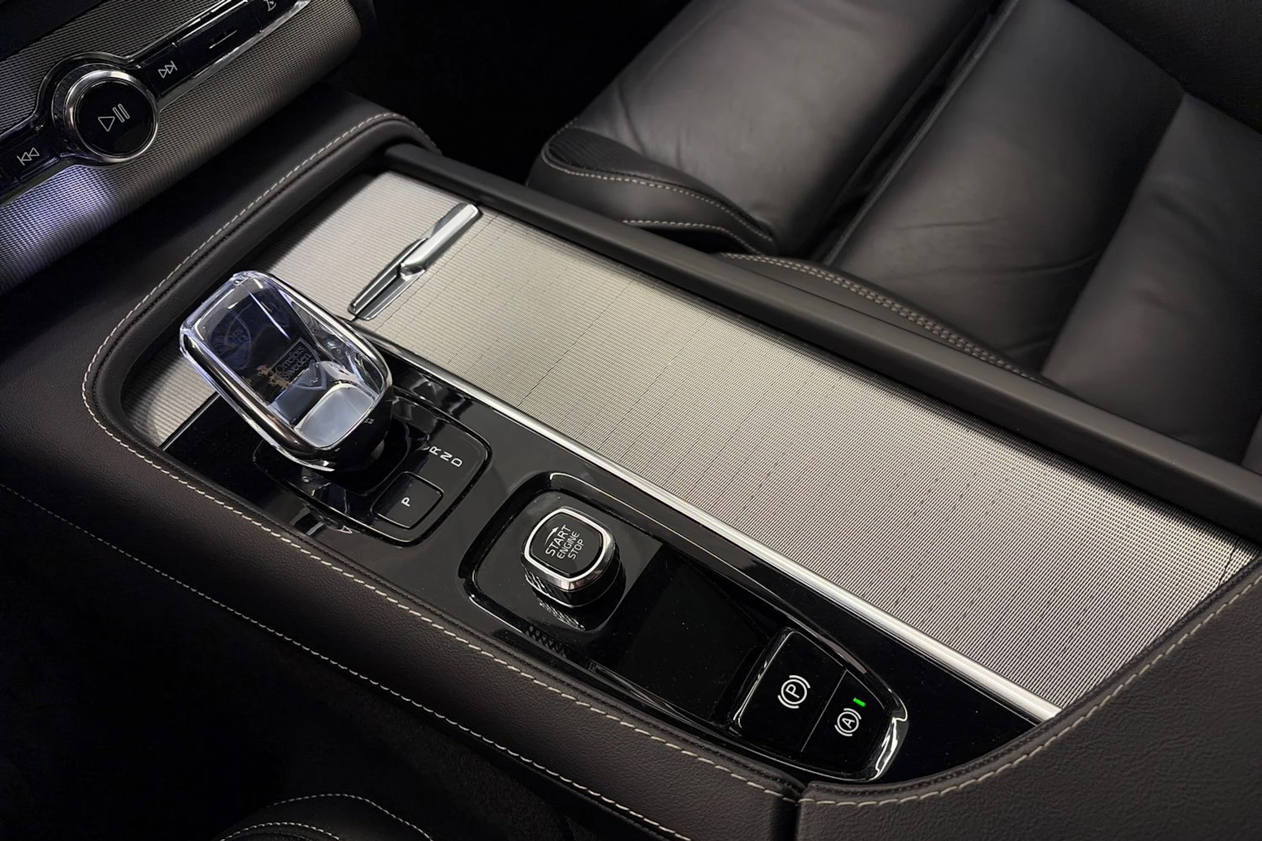 Musta Volvo XC90 2023 kuva 30.