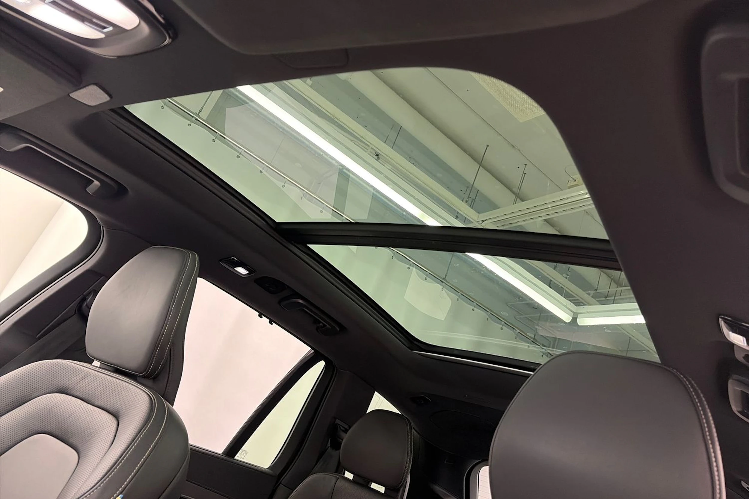 Musta Volvo XC90 2023 kuva 33.