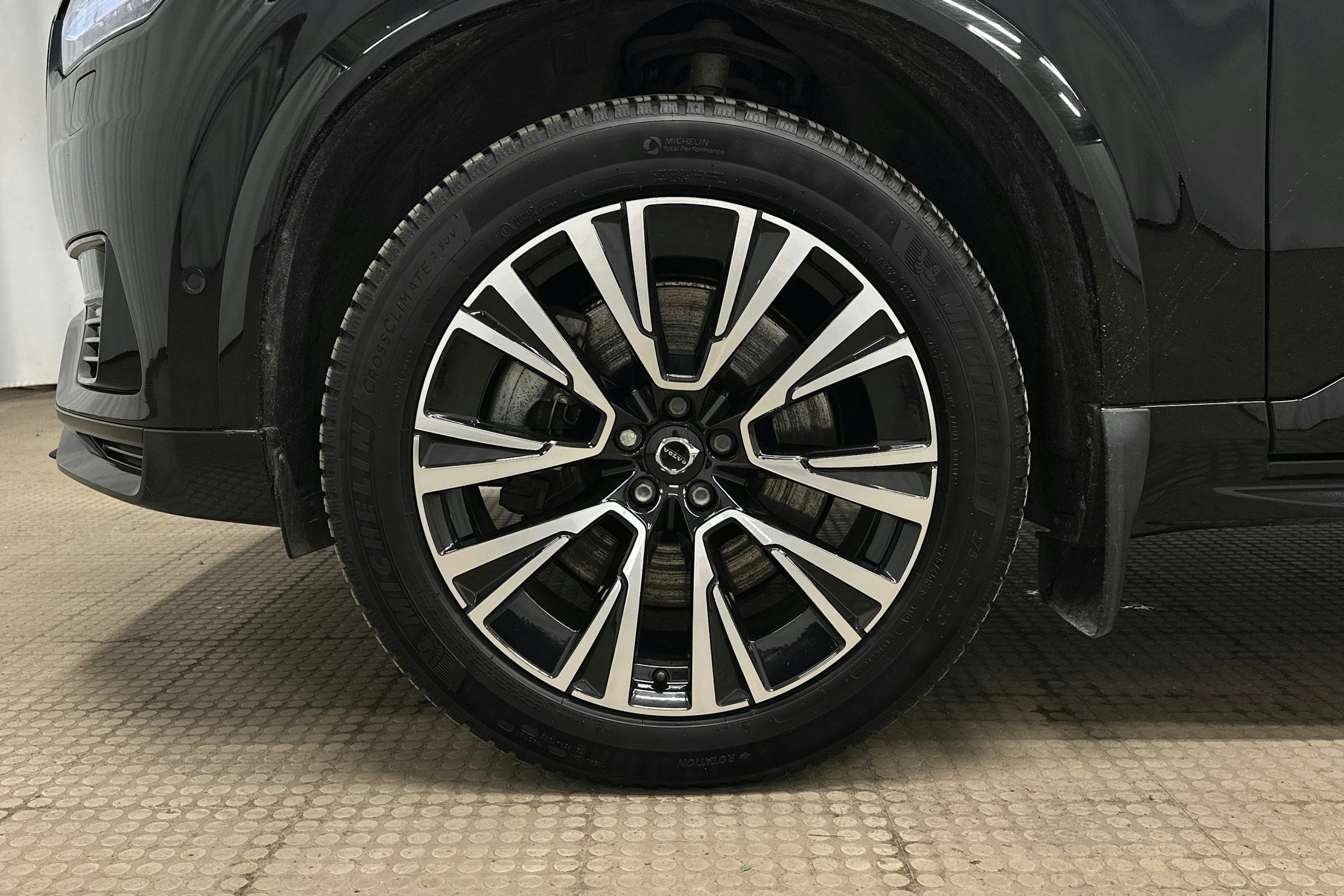 musta Volvo XC90 2023 kuva 11.