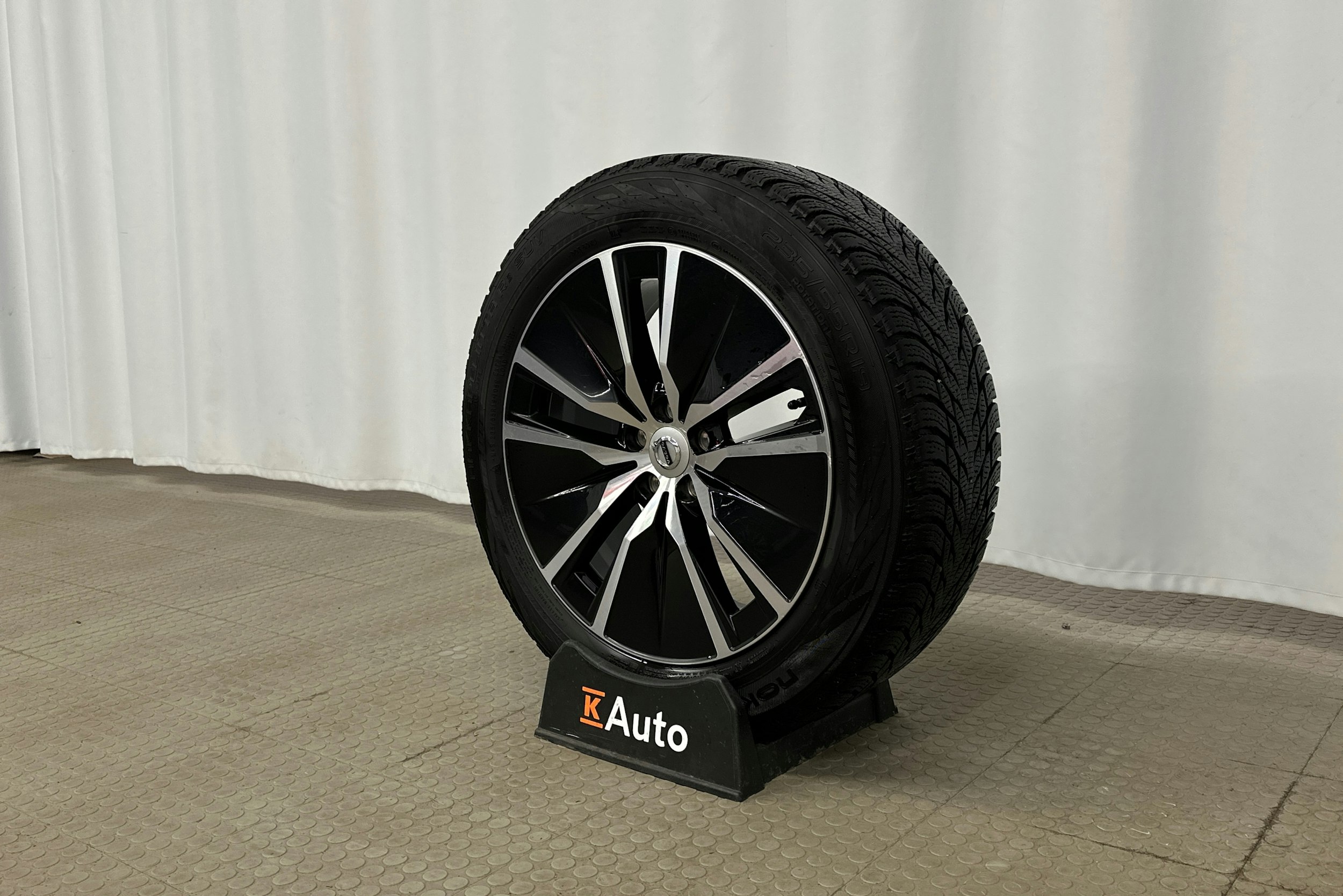 musta Volvo XC90 2023 kuva 13.