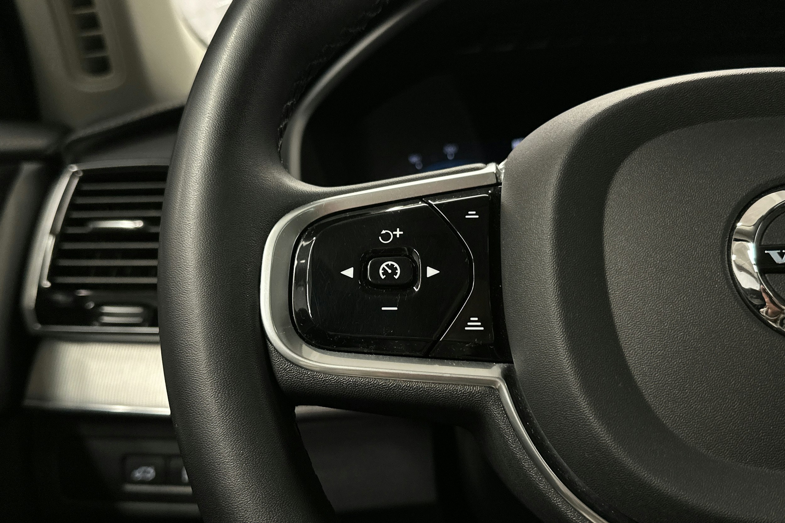 musta Volvo XC90 2023 kuva 15.