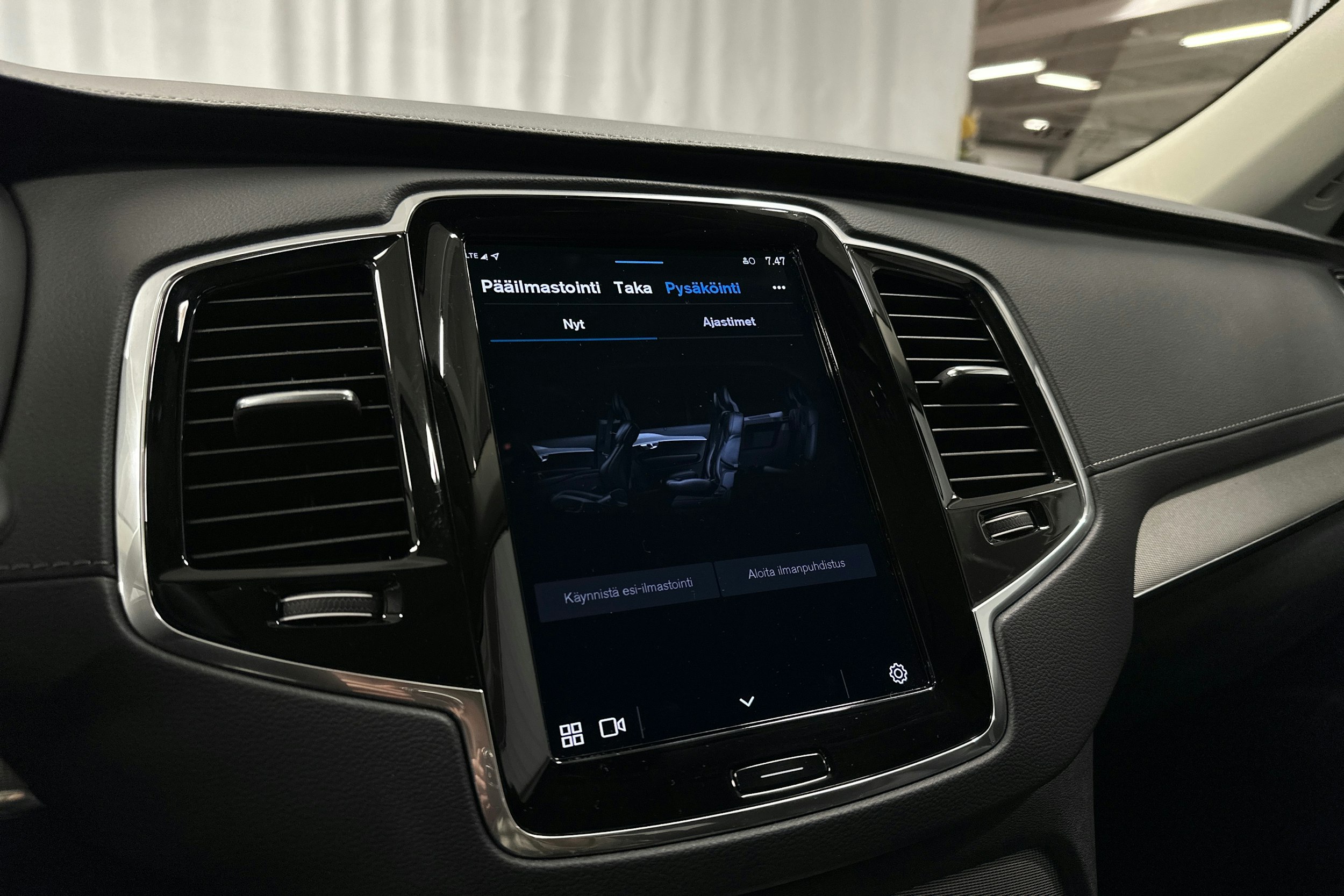 musta Volvo XC90 2023 kuva 21.