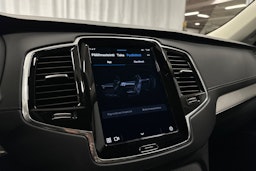 musta Volvo XC90 2023 kuva 21.