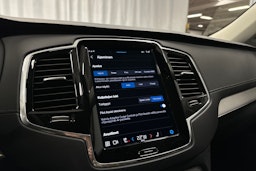 musta Volvo XC90 2023 kuva 22.