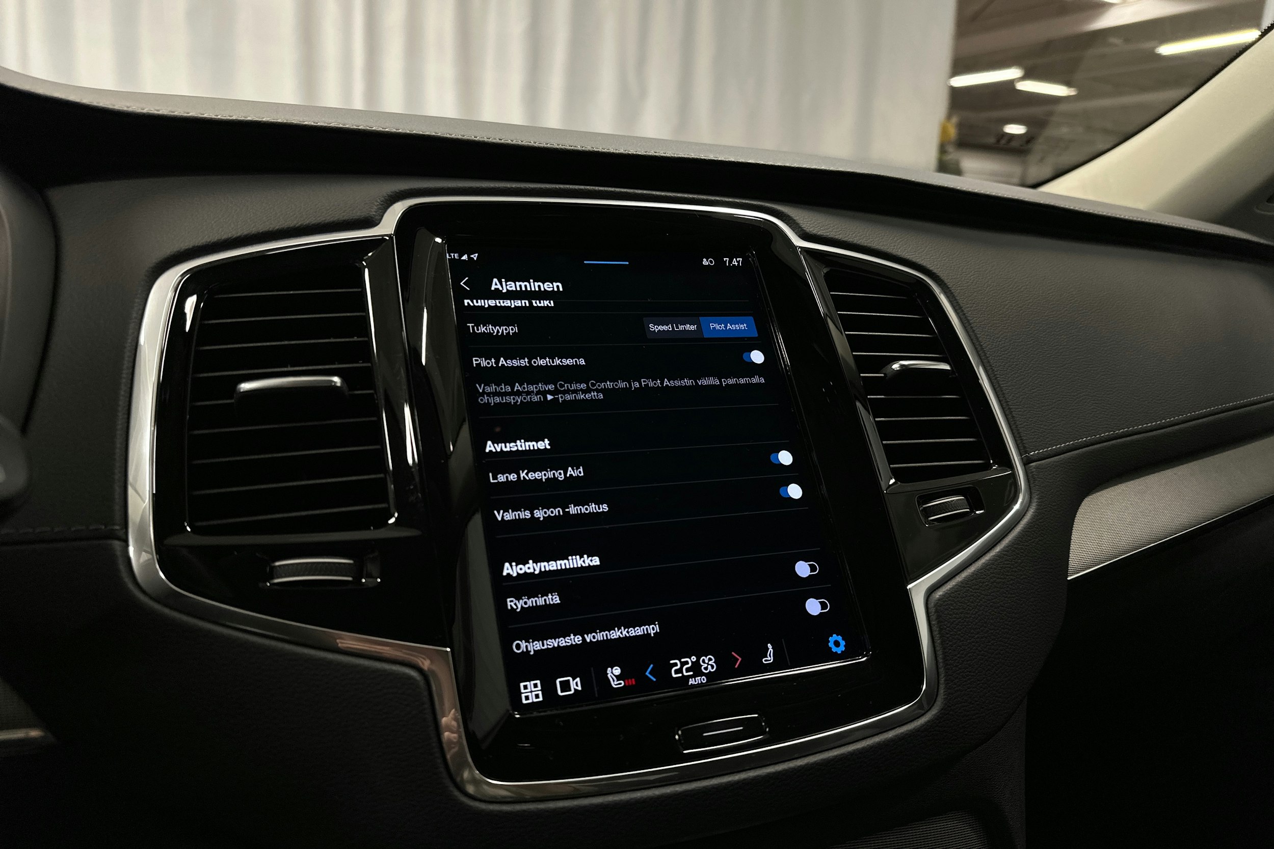 musta Volvo XC90 2023 kuva 23.