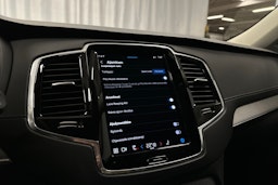 musta Volvo XC90 2023 kuva 23.