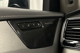 musta Volvo XC90 2023 kuva 24.