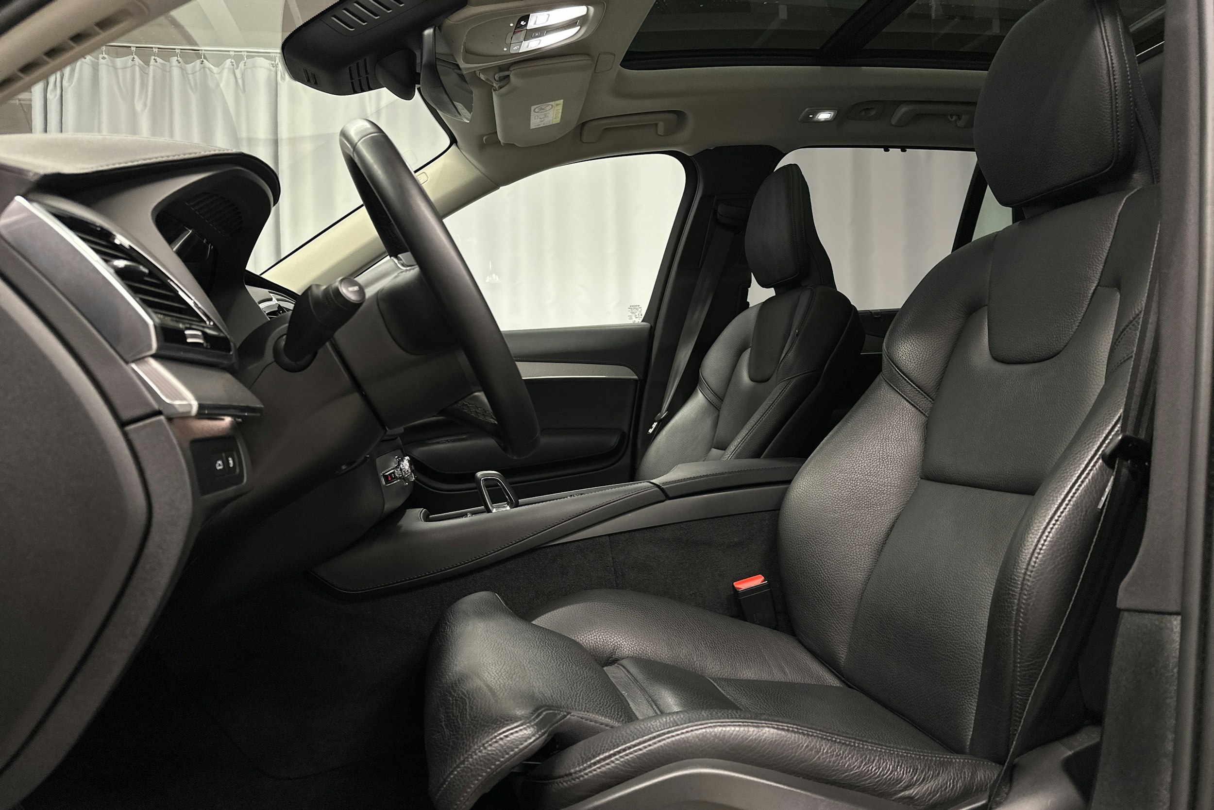 musta Volvo XC90 2023 kuva 25.
