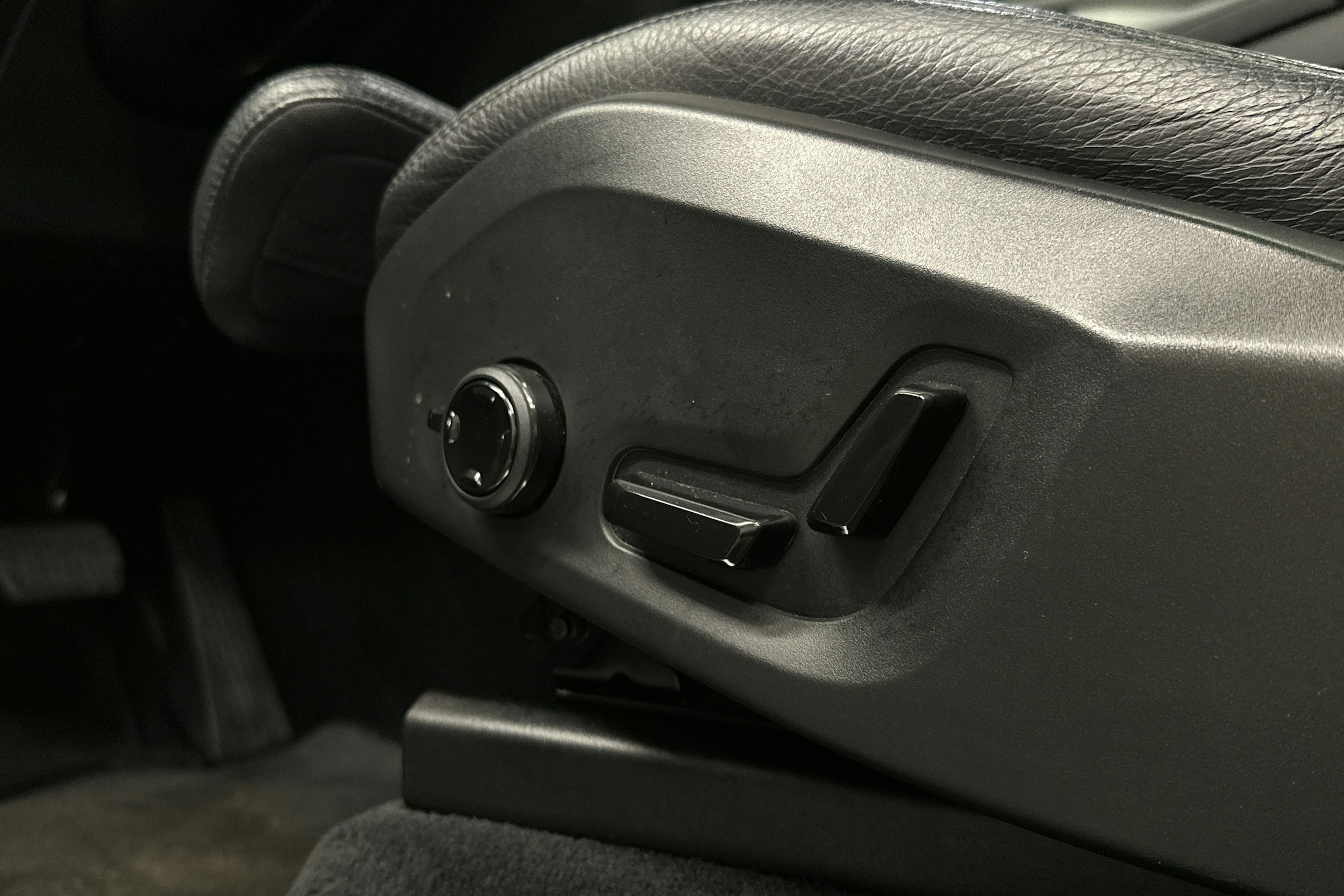 musta Volvo XC90 2023 kuva 26.