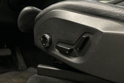 musta Volvo XC90 2023 kuva 26.
