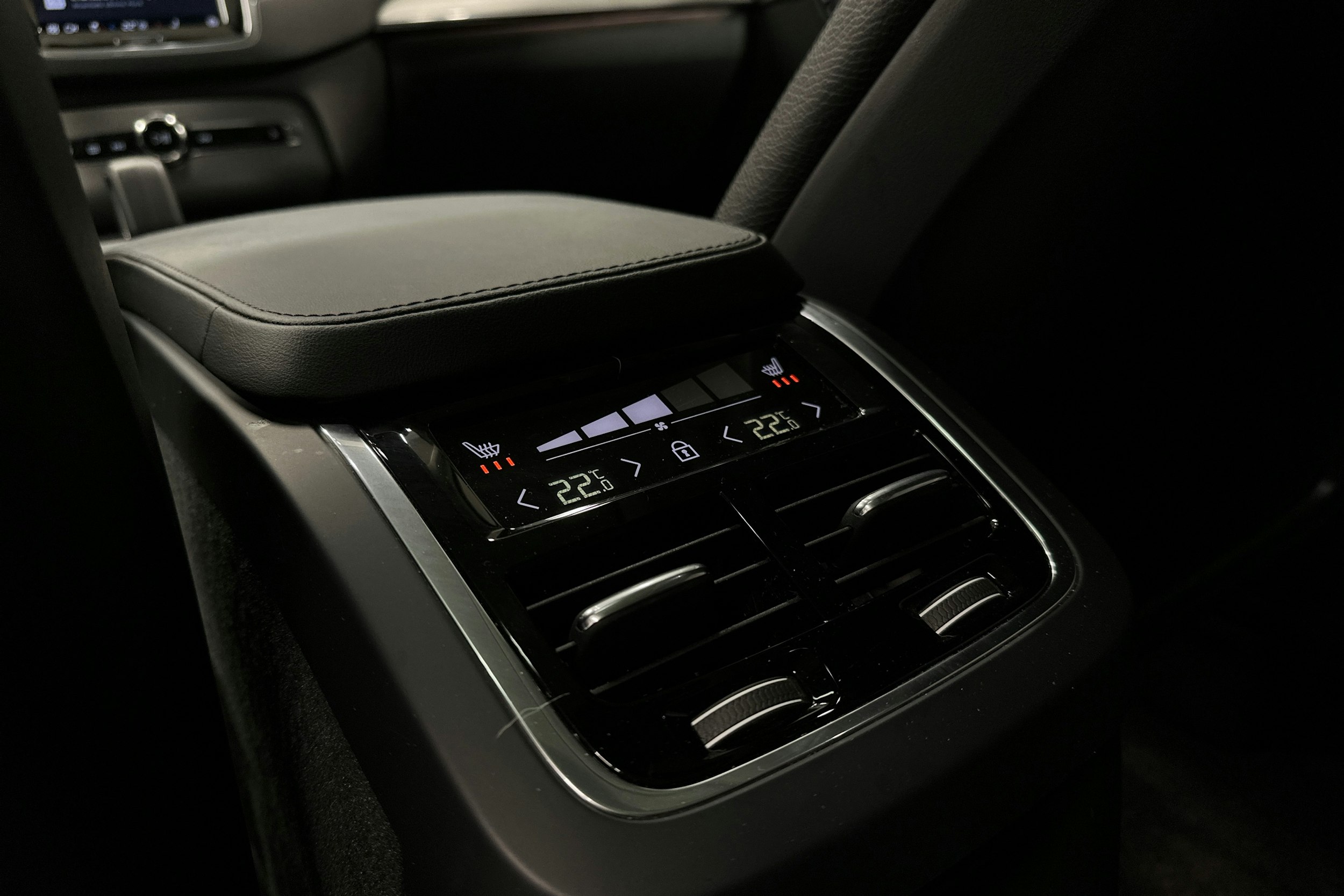 musta Volvo XC90 2023 kuva 27.