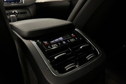 musta Volvo XC90 2023 kuva 27.