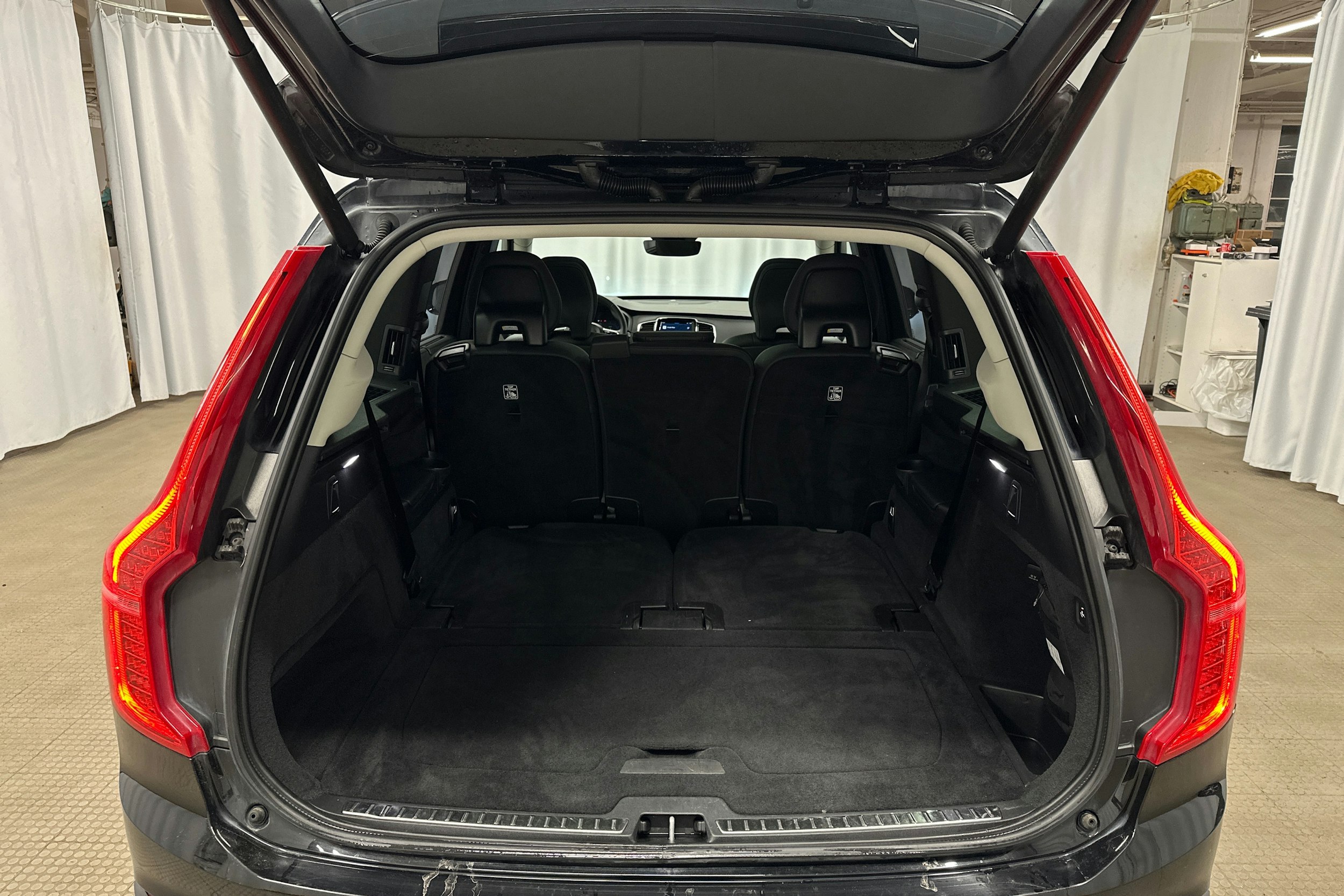 musta Volvo XC90 2023 kuva 28.