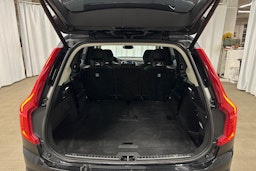 musta Volvo XC90 2023 kuva 28.