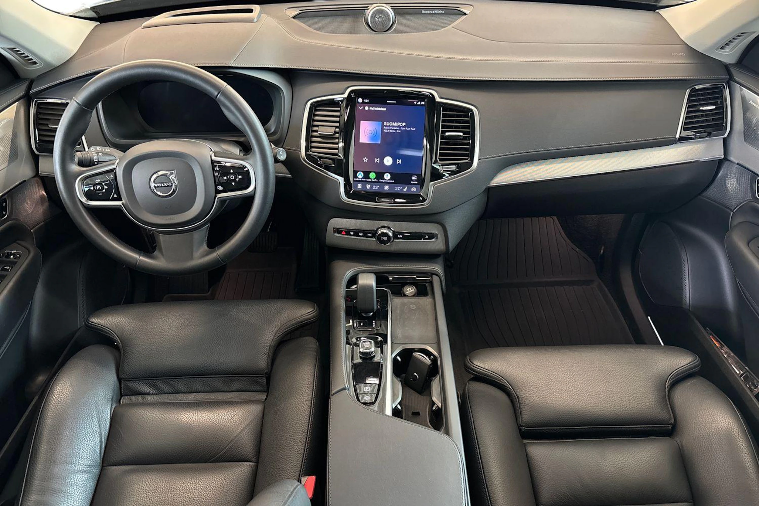 Musta Volvo XC90 2023 kuva 7.