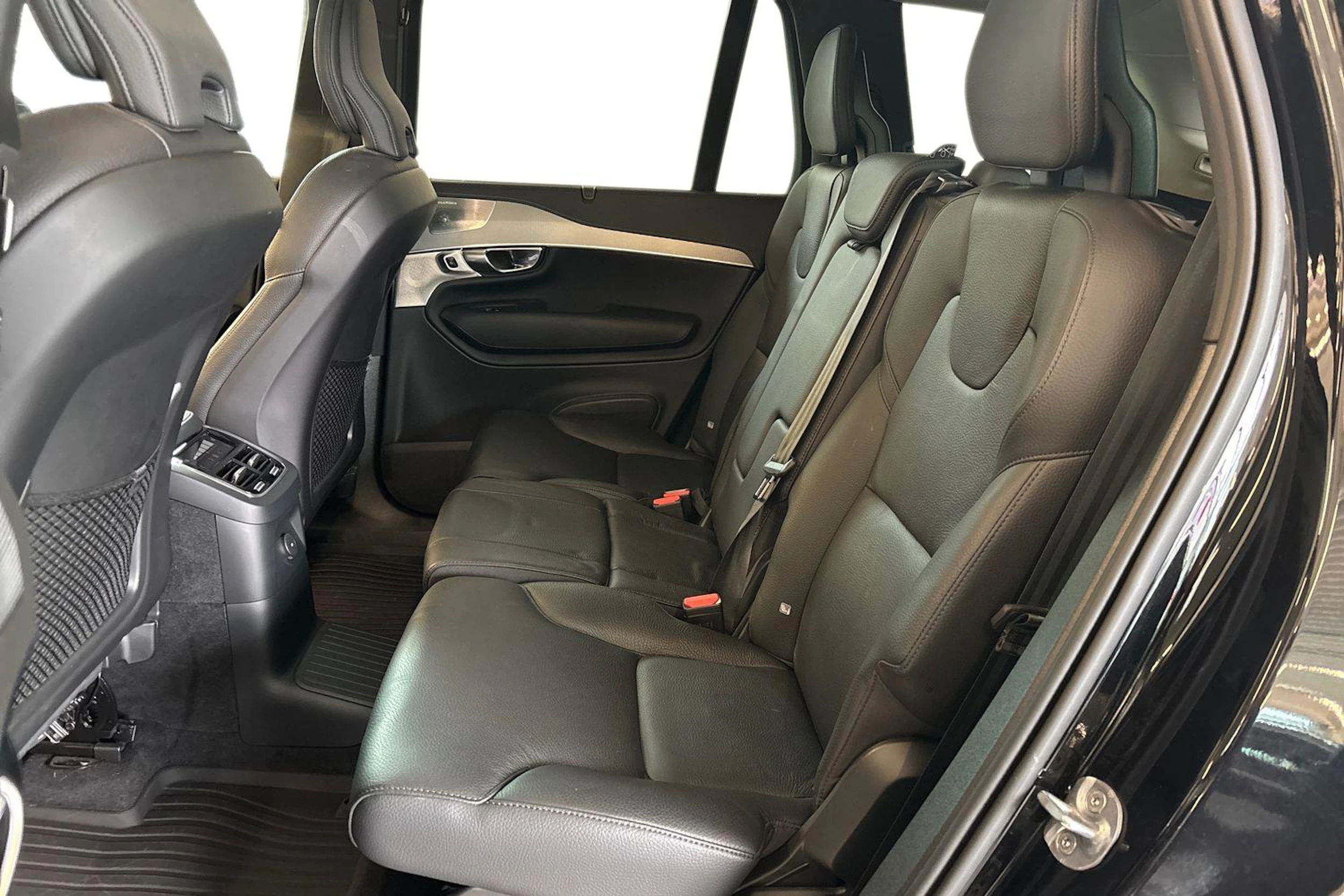 Musta Volvo XC90 2023 kuva 8.