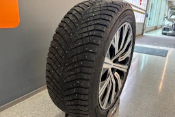 Musta Volvo XC90 2023 kuva 11.