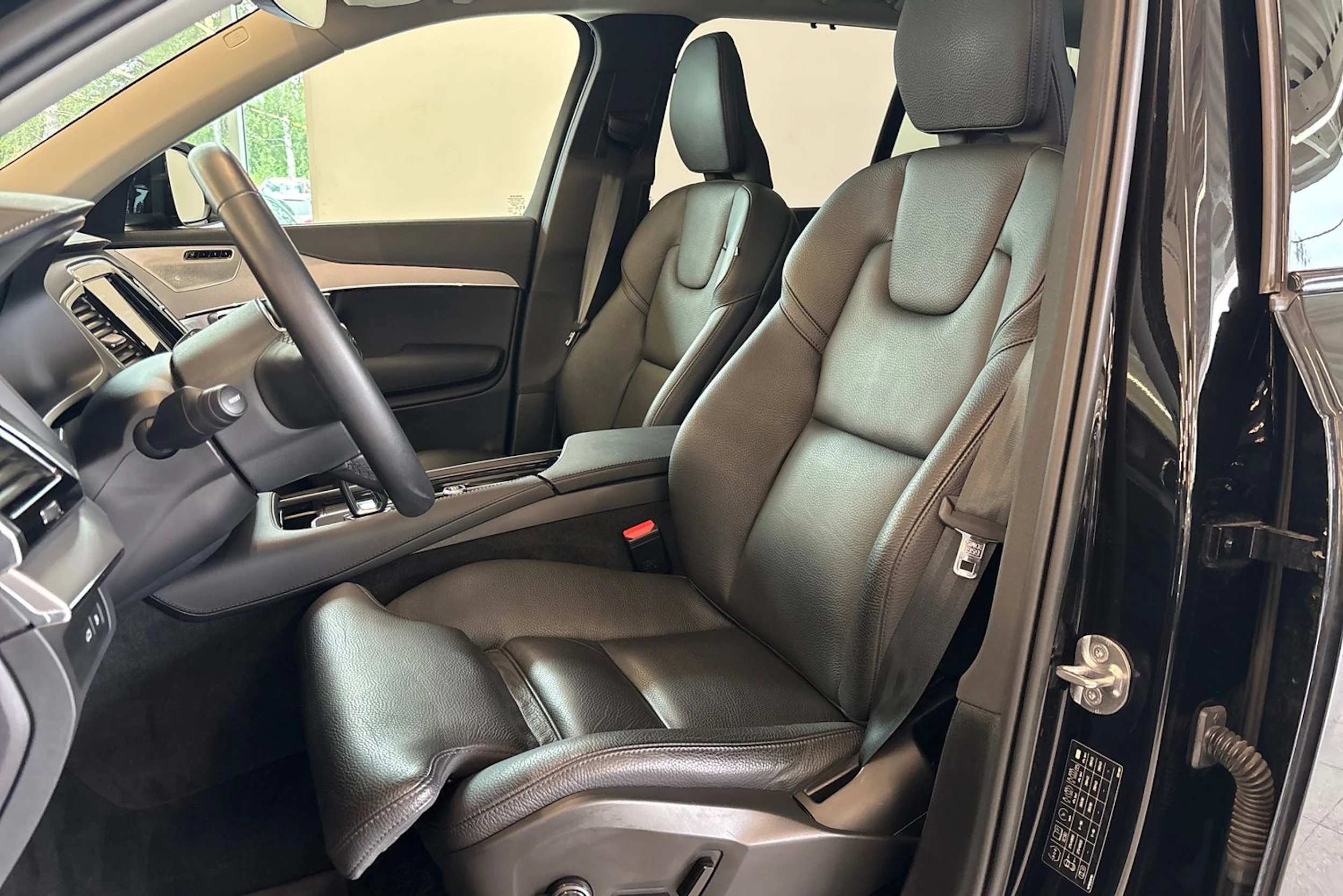 Musta Volvo XC90 2023 kuva 13.