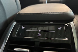 Musta Volvo XC90 2023 kuva 24.