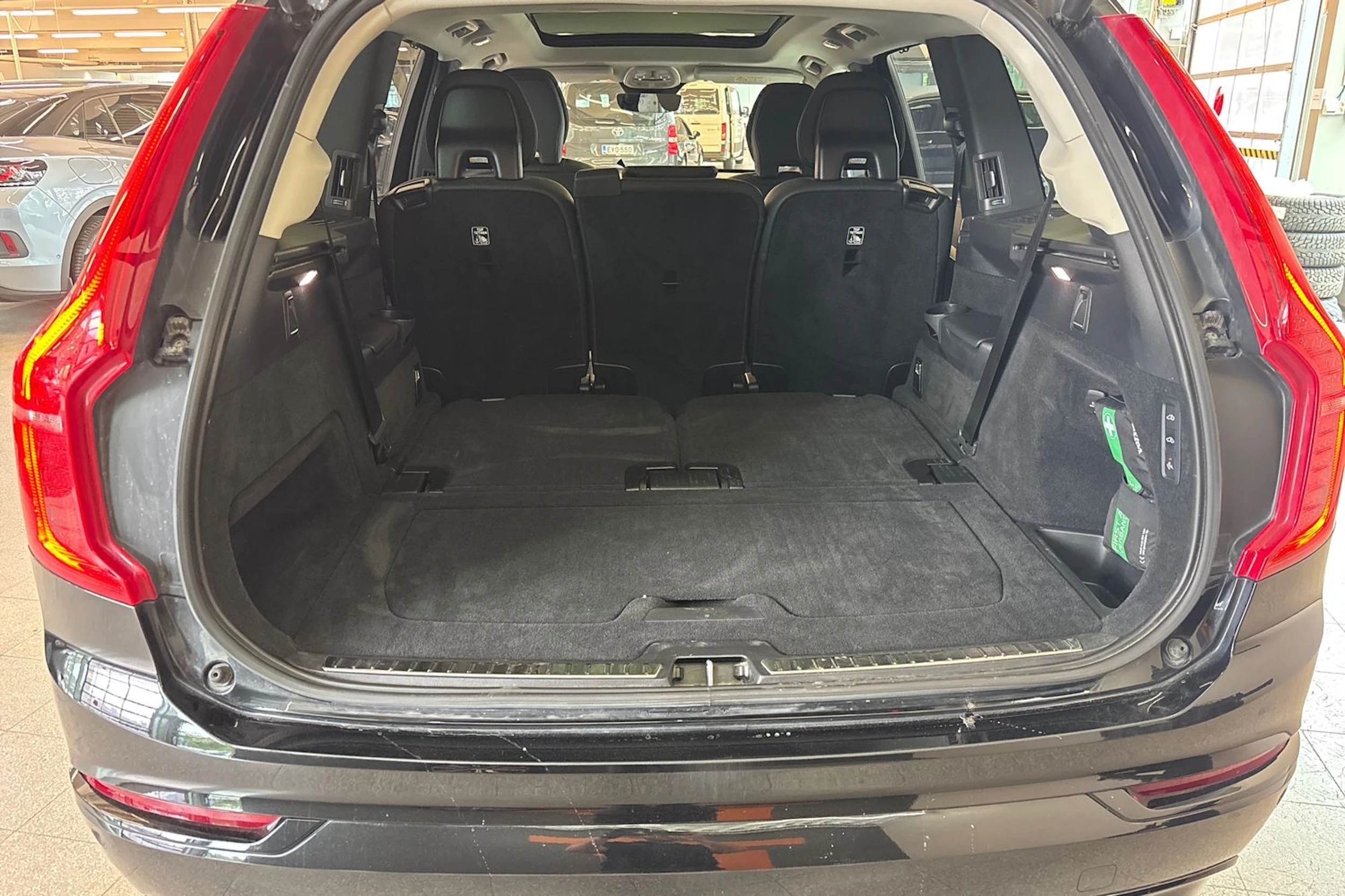 Musta Volvo XC90 2023 kuva 26.
