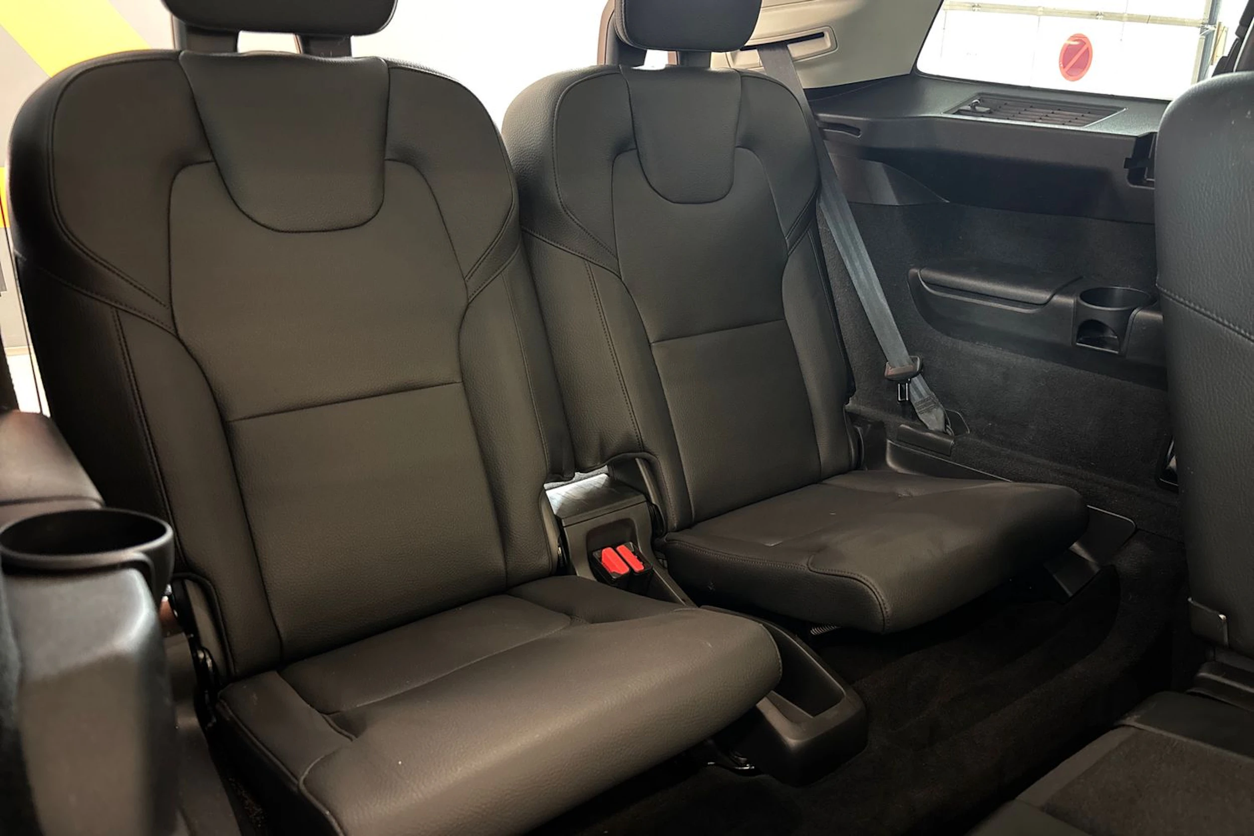 Musta Volvo XC90 2023 kuva 27.