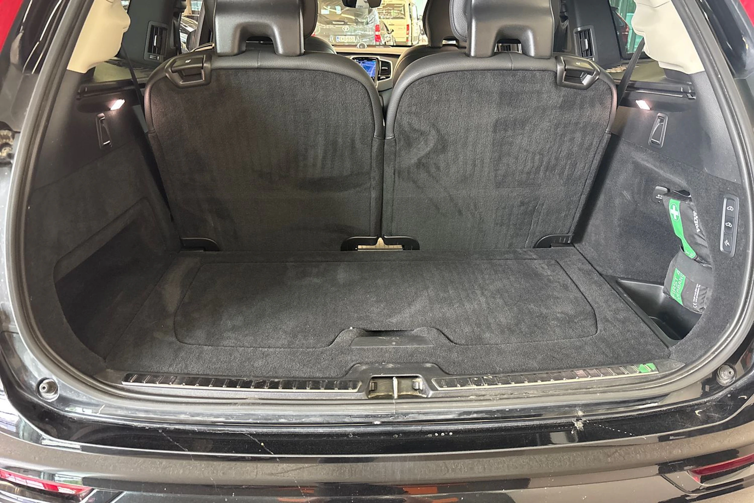 Musta Volvo XC90 2023 kuva 28.