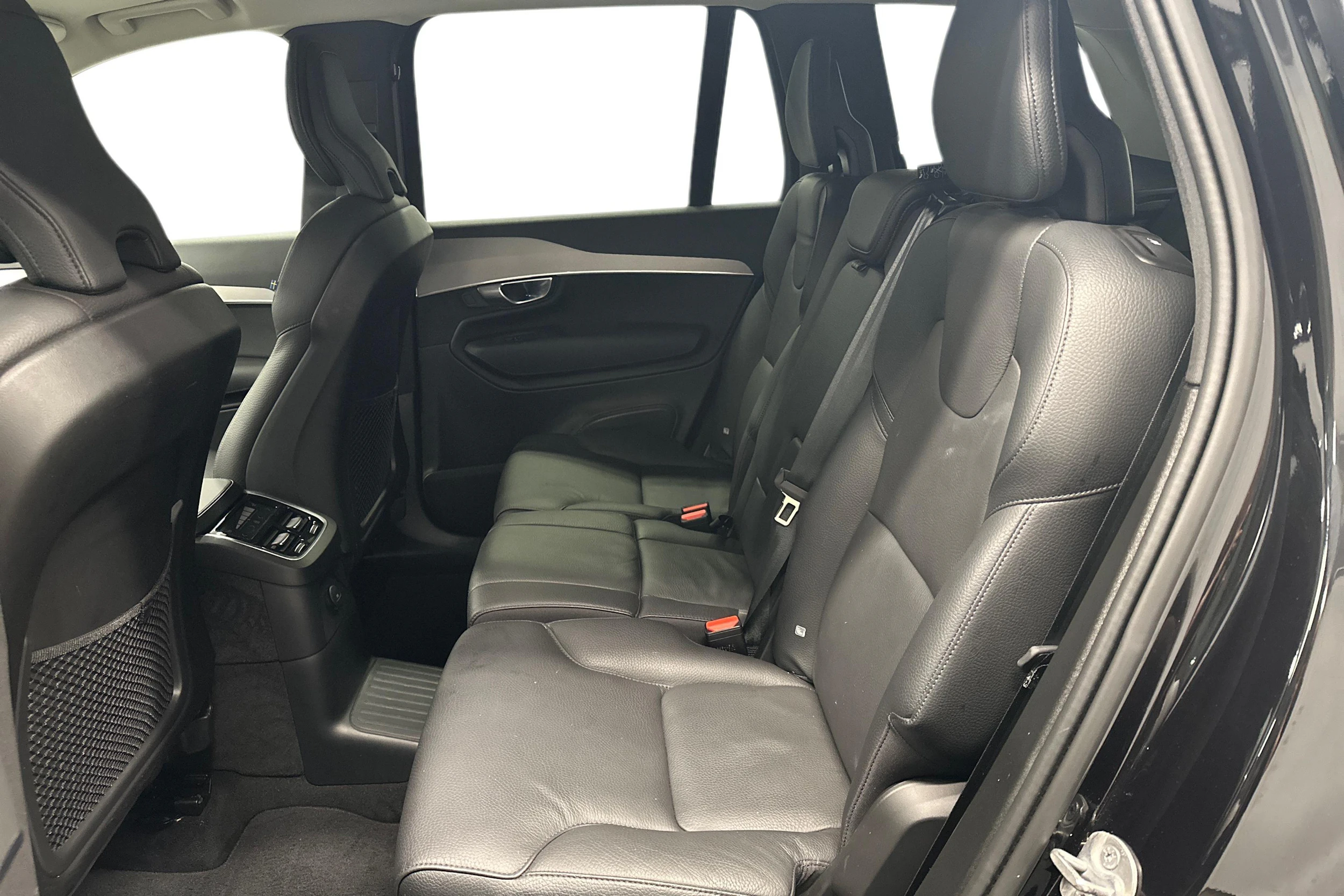 musta Volvo XC90 2024 kuva 8.