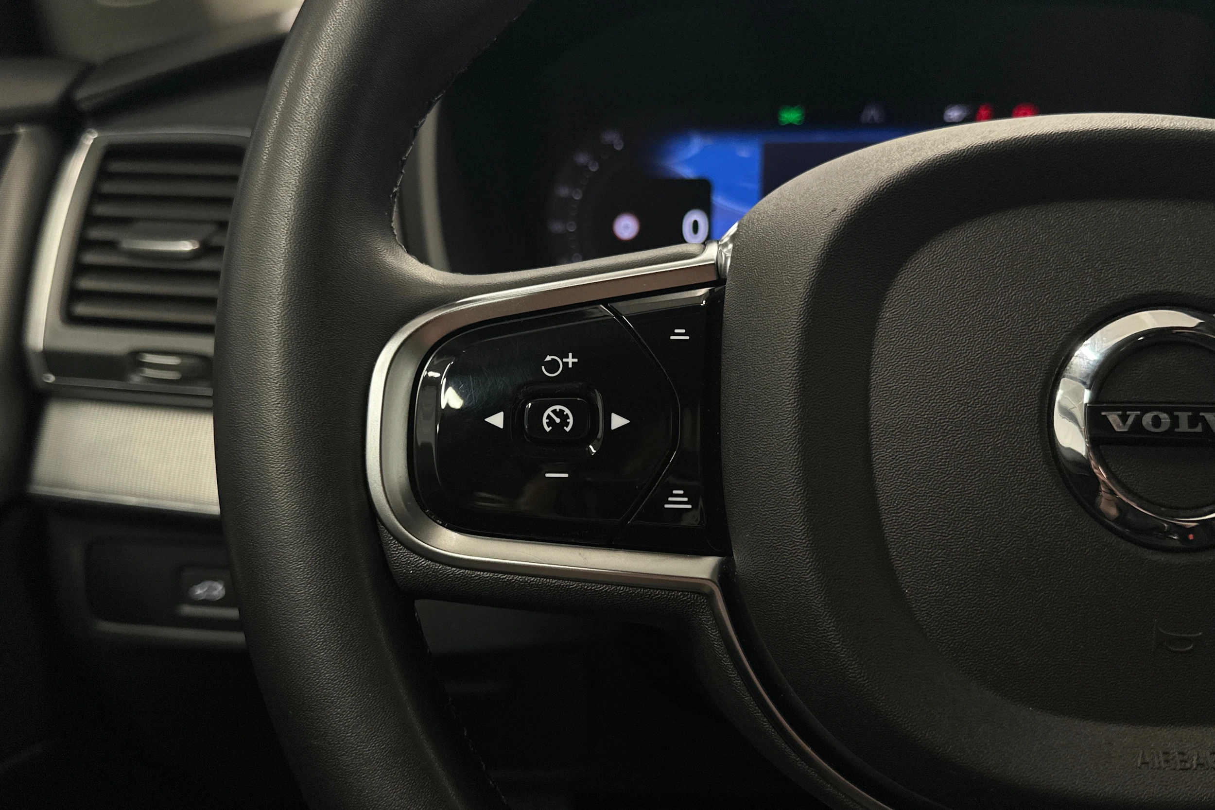 musta Volvo XC90 2024 kuva 11.