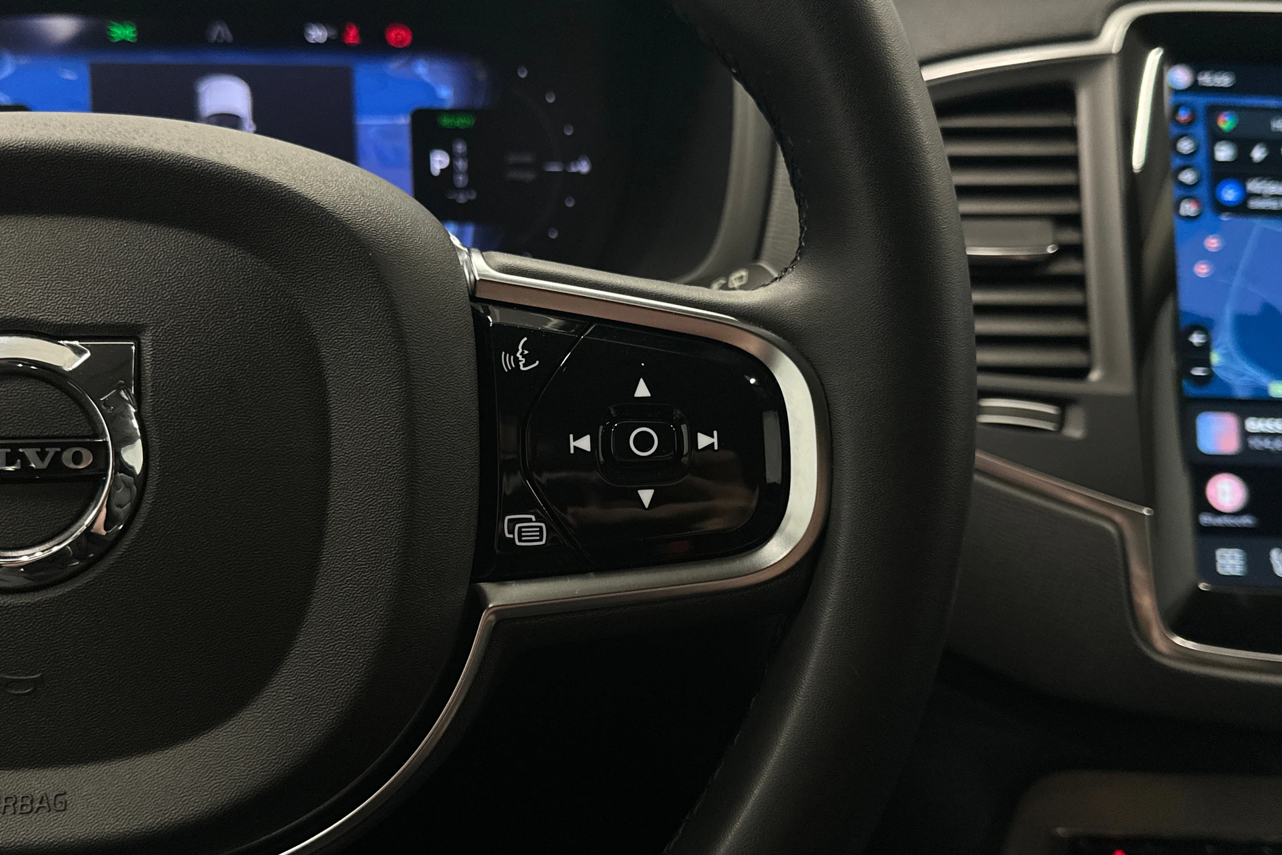 musta Volvo XC90 2024 kuva 12.