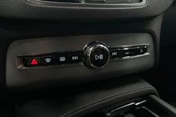 musta Volvo XC90 2024 kuva 29.