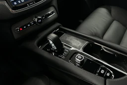 musta Volvo XC90 2024 kuva 30.