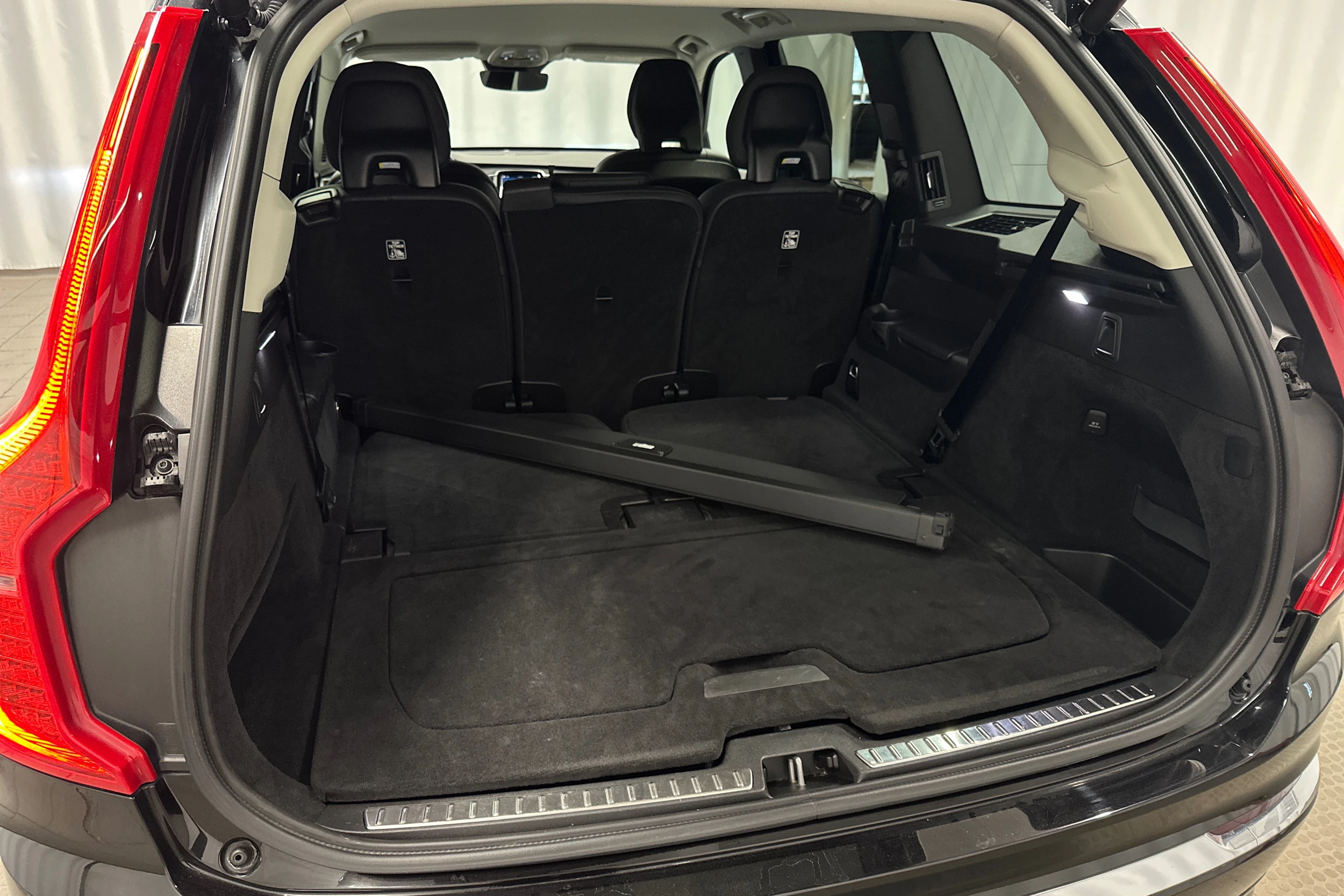 musta Volvo XC90 2024 kuva 31.